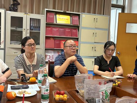 图片包含 游戏机, 食物, 桌子AI 生成的内容可能不正确。